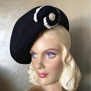 EXTRAORDINARY 1940s' NAVY STRAW BERET WITH NAVY/WHITE GROSGRAIN TRIM